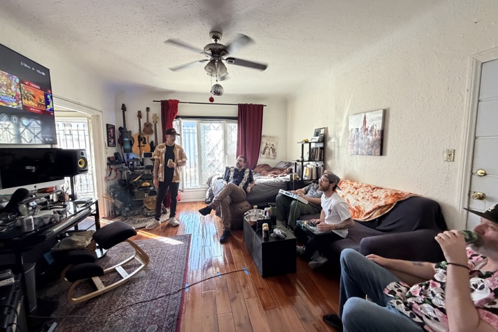 Lively city studio apartment - 2