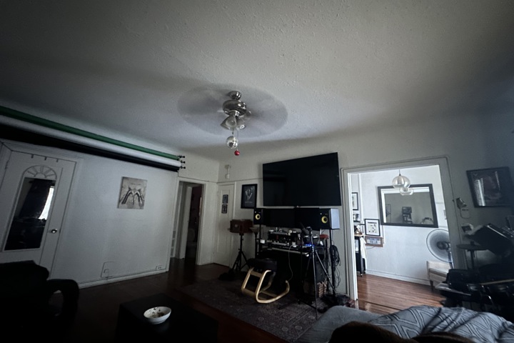 Lively city studio apartment - 3