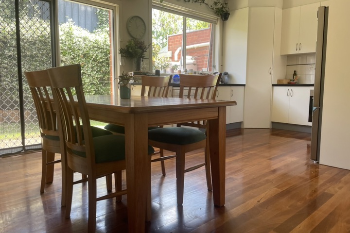 Cozy Brunswick Melbourne Unit with Cuddly Kitty - 1