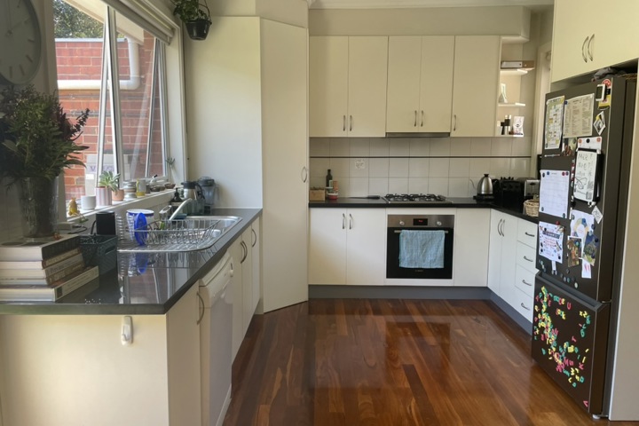 Cozy Brunswick Melbourne Unit with Cuddly Kitty - 2