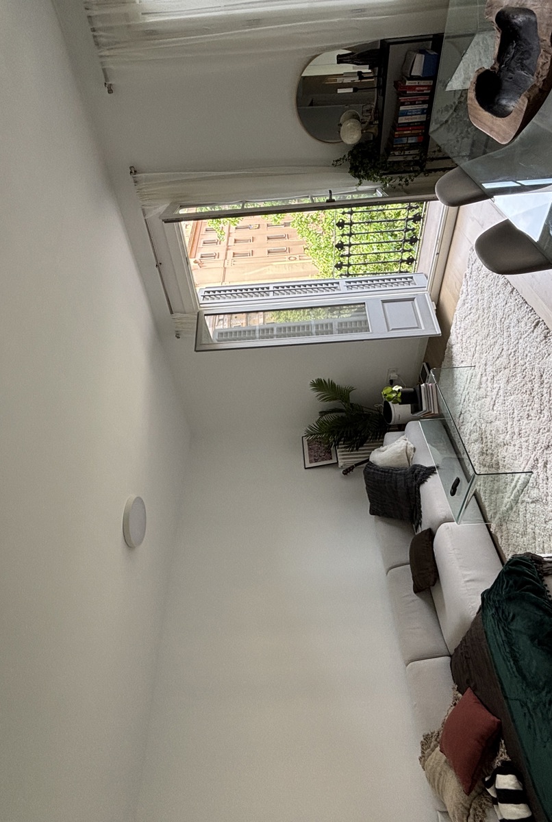 Sunny and charming Eixample home