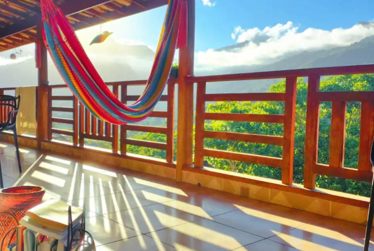 Linda vista da mata atlântica em ilhabela