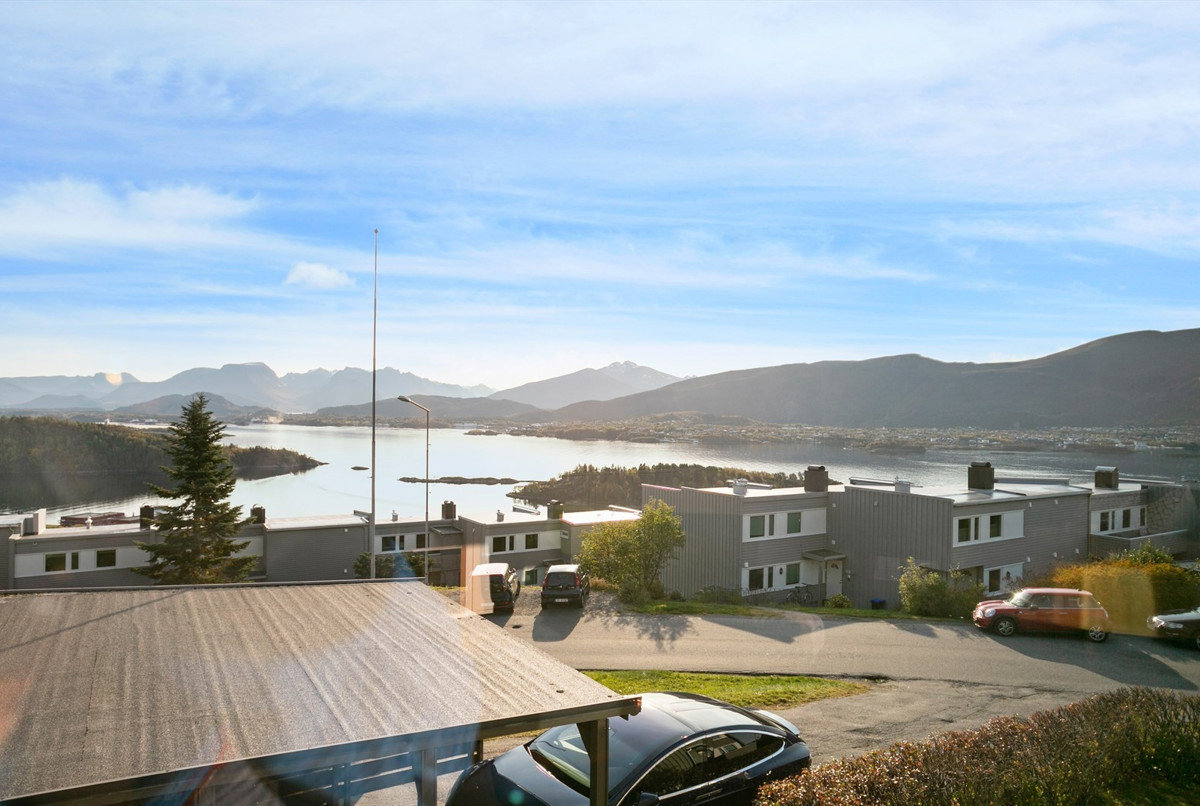 House with beautiful views on the city mountain