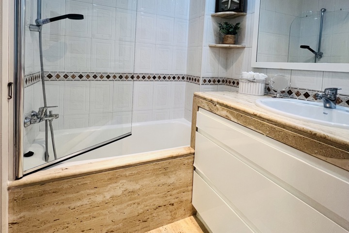 Luxury condo excellent location - 15