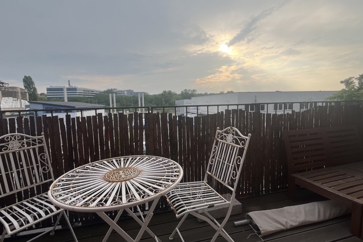 Beautiful, bright & well-located 1 bedroom - 4