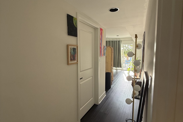 Spacious apartment with plants and a home office - 36