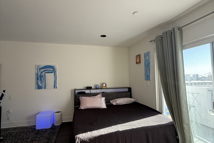 Spacious apartment with plants and a home office - 40