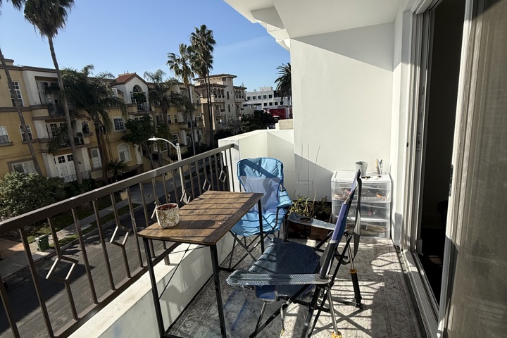 Spacious apartment with plants and a home office - 43