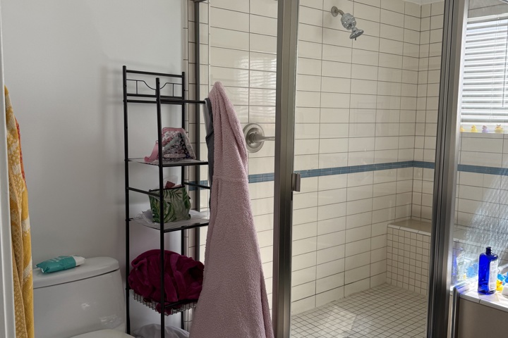 Spacious apartment with plants and a home office - 46