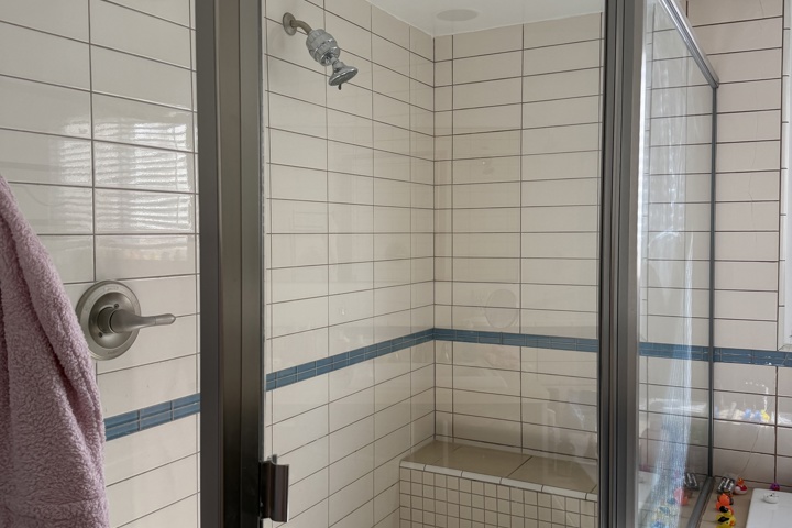 Spacious apartment with plants and a home office - 47