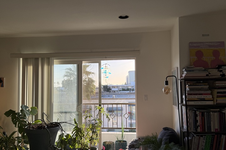 Spacious apartment with plants and a home office - 11