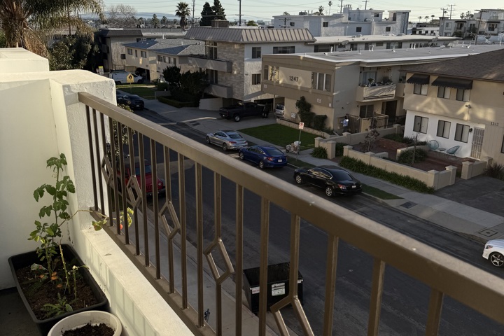 Spacious apartment with plants and a home office - 14