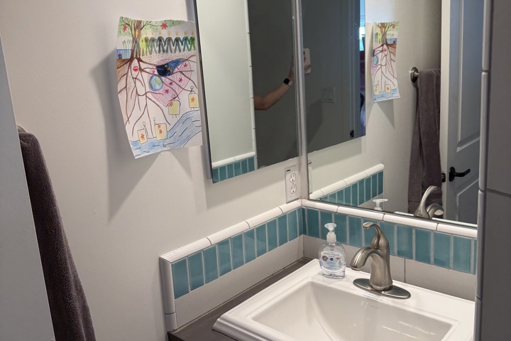 Spacious apartment with plants and a home office - 19