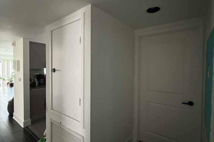 Spacious apartment with plants and a home office - 27