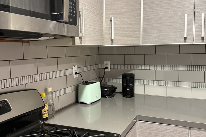 Spacious apartment with plants and a home office - 25