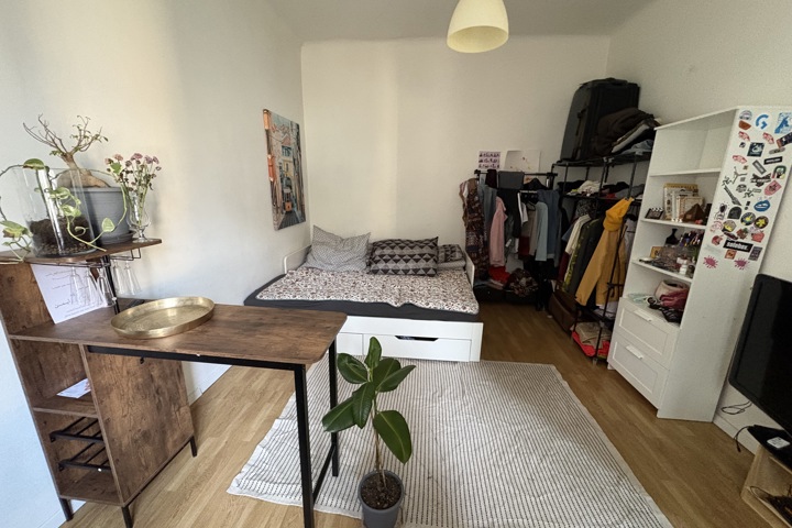 Warm artistic apartment with peaceful energy - 1