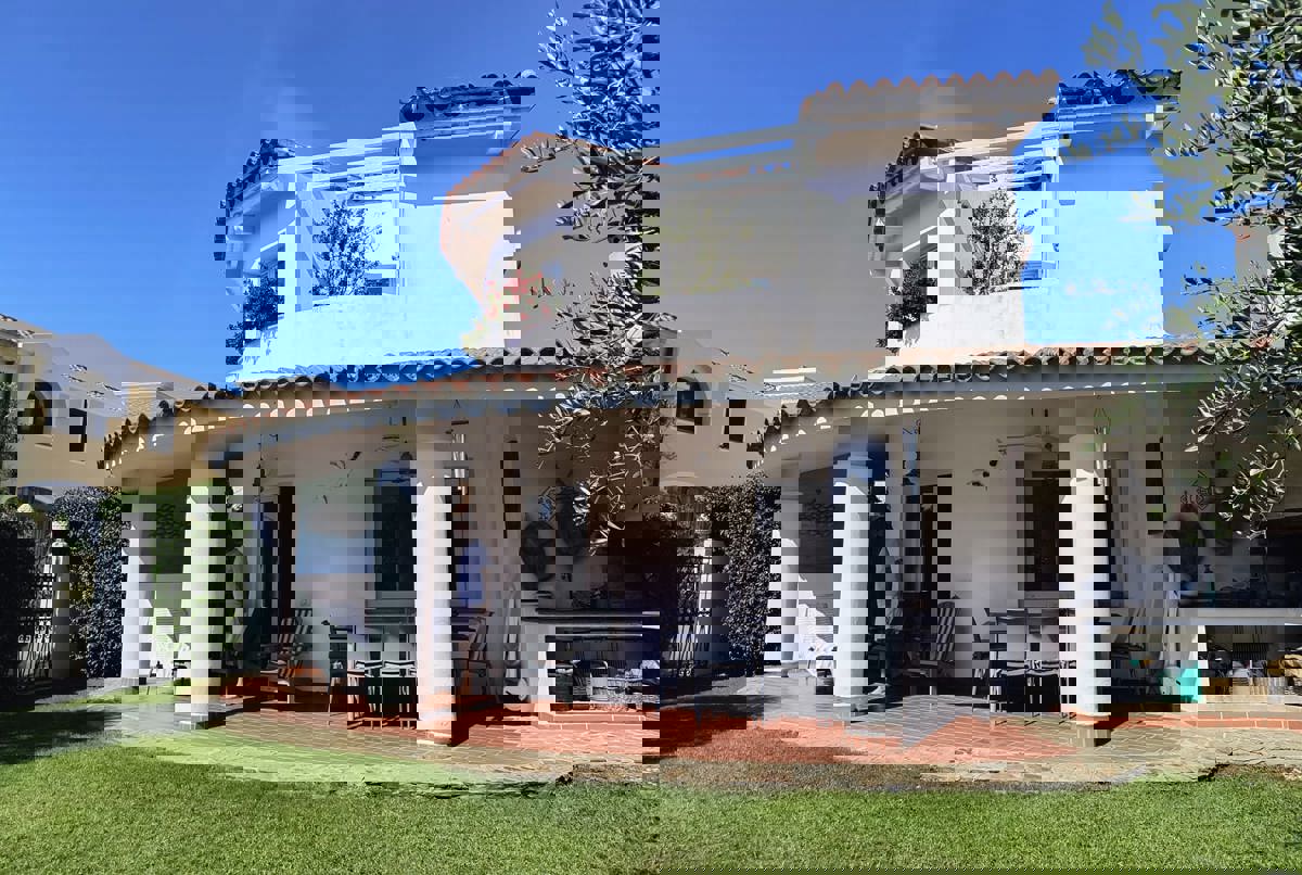 House with garden 5 minutes from clear water beach