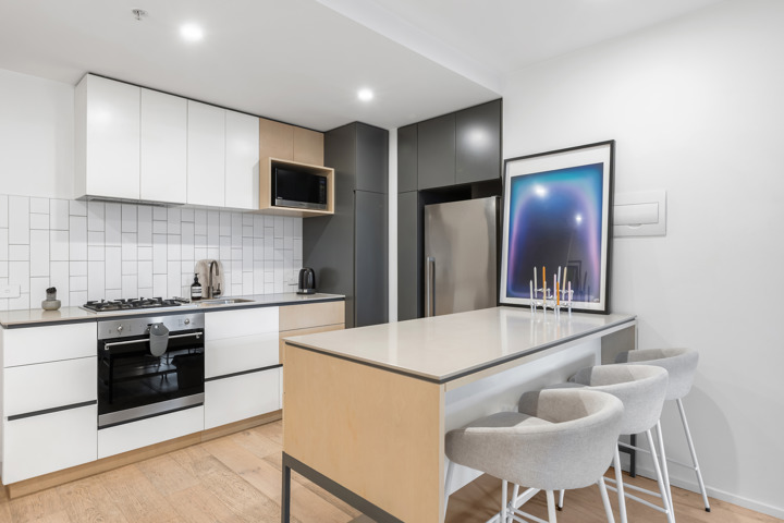 The heart of Melbourne in designer complex - 2