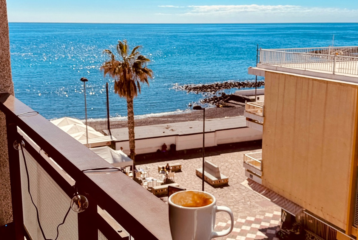 Beachfront Light Spacious Apartment