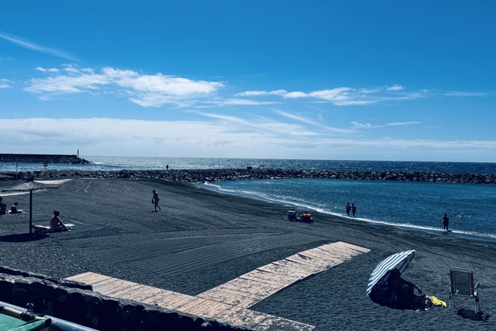 Beachfront Light Spacious Apartment - 24