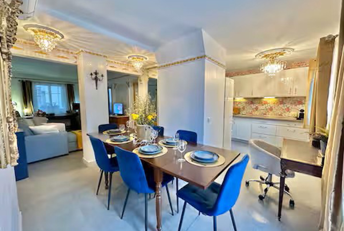 Old Town NIce- 4 min walk to everything!