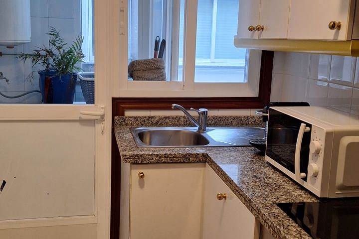 Stylish Beachside Apartment, Ocean Views - 4