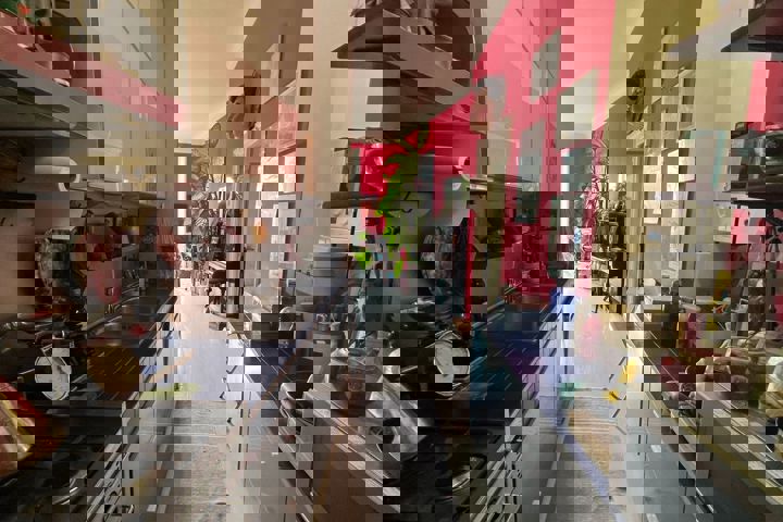 The colorful apartment of a Milanese set designer - 4