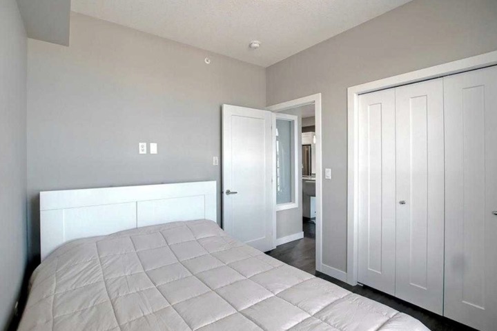 Cozy 1 bedroom & den top floor condo - 2