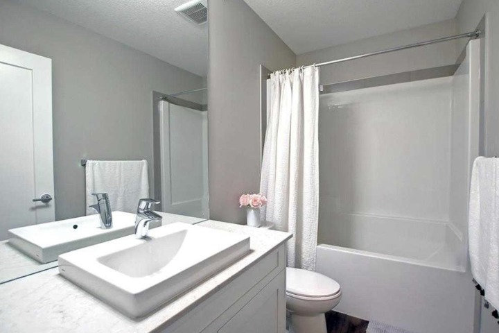 Cozy 1 bedroom & den top floor condo - 3