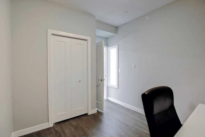 Cozy 1 bedroom & den top floor condo - 4