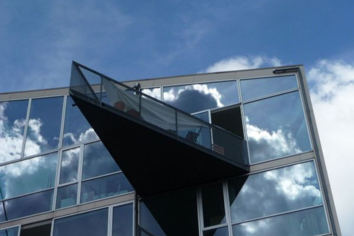 Modern architecture in green surroundings - 15 min - 9