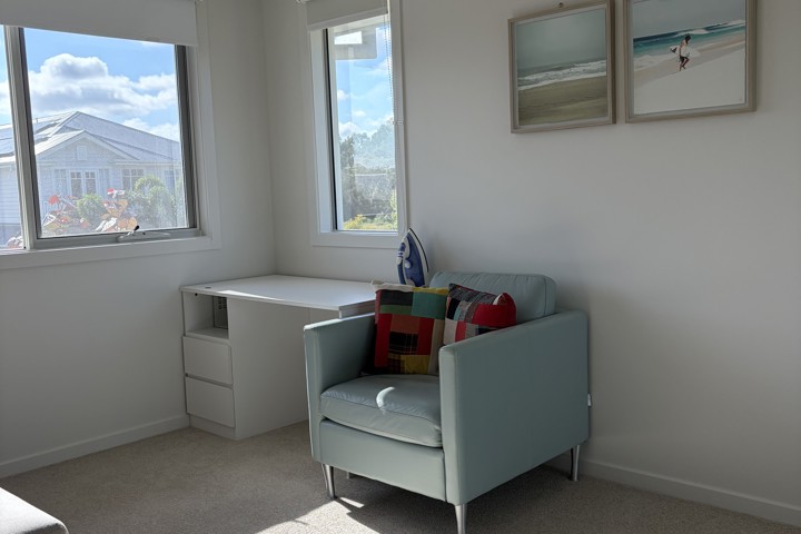 Spacious 4-Bedroom Family Home in Gold Coast, Aus - 5