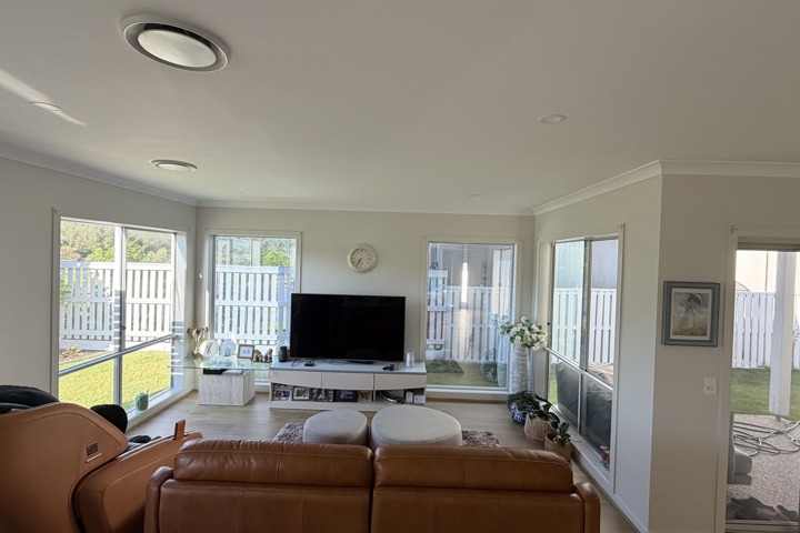 Spacious 4-Bedroom Family Home in Gold Coast, Aus - 2
