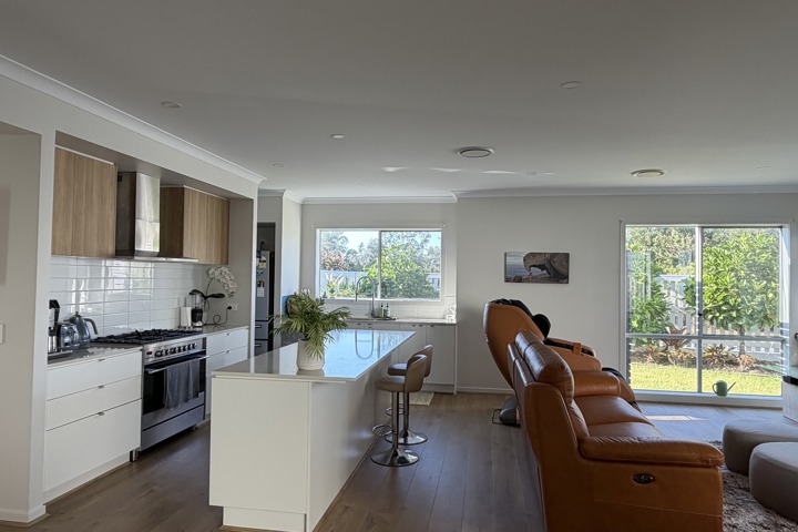 Spacious 4-Bedroom Family Home in Gold Coast, Aus - 1