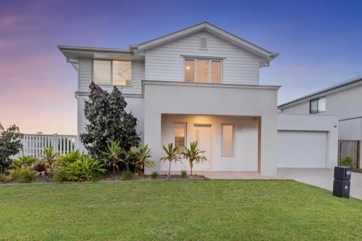 Spacious 4-Bedroom Family Home in Gold Coast, Aus - 15