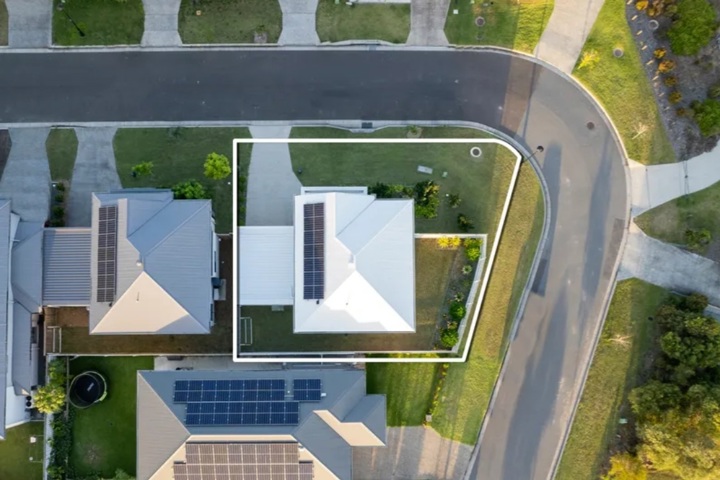 Spacious 4-Bedroom Family Home in Gold Coast, Aus - 18