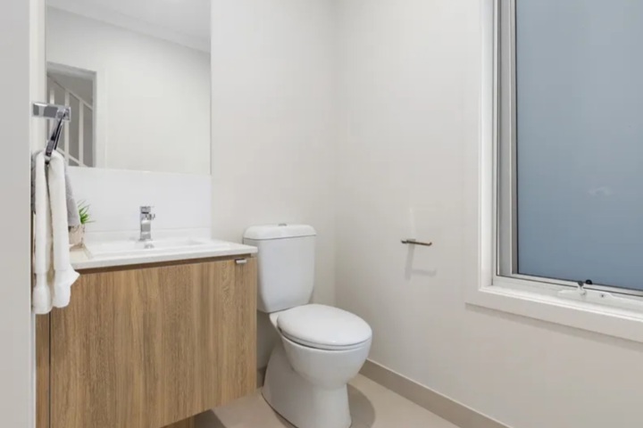 Spacious 4-Bedroom Family Home in Gold Coast, Aus - 10