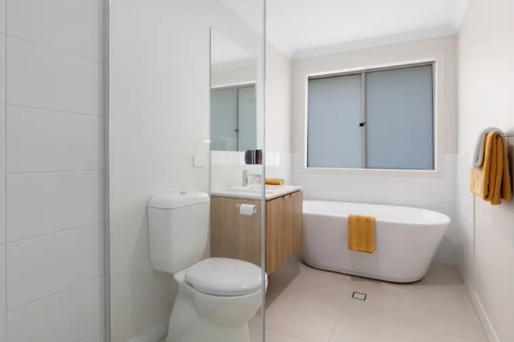 Spacious 4-Bedroom Family Home in Gold Coast, Aus - 12