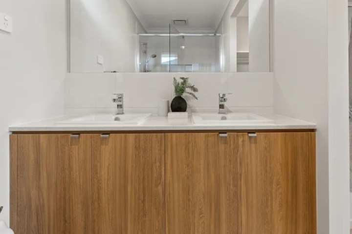 Spacious 4-Bedroom Family Home in Gold Coast, Aus - 13