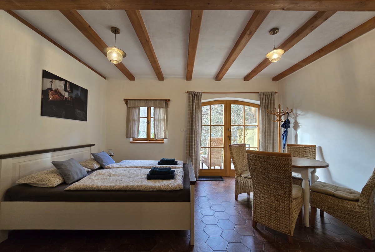 Utulny byt na vesnici u řeky.