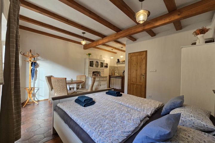 Utulny byt na vesnici u řeky. - 3