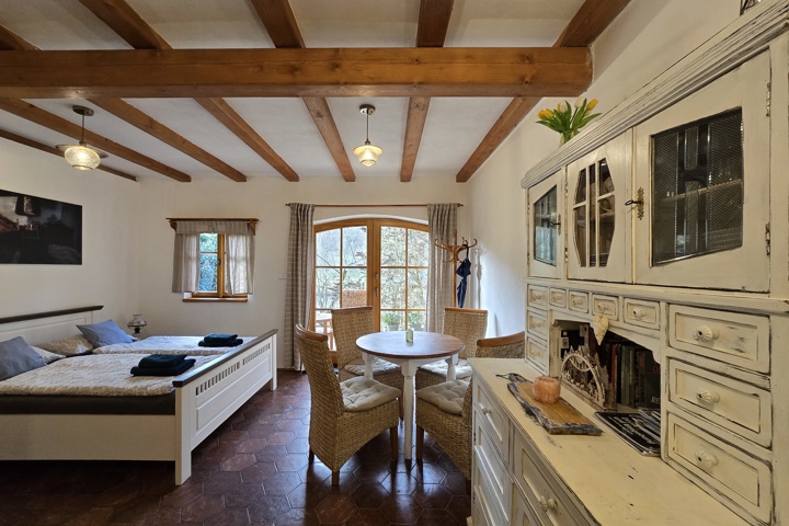 Utulny byt na vesnici u řeky. - 5