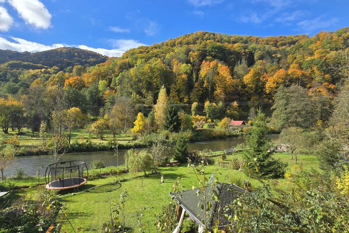 Utulny byt na vesnici u řeky. - 10