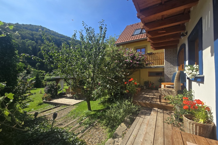 Utulny byt na vesnici u řeky. - 12