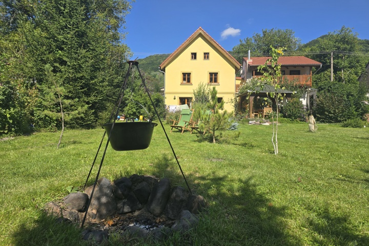 Utulny byt na vesnici u řeky. - 11