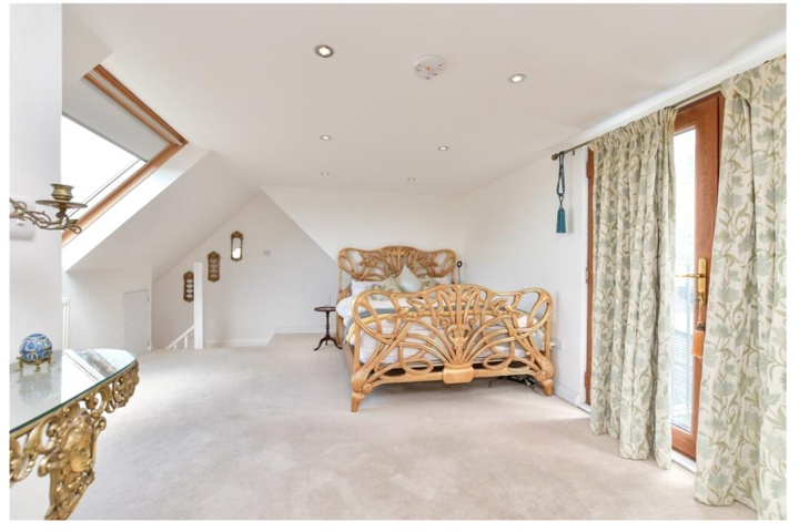 Spacious home with far reaching views - 4