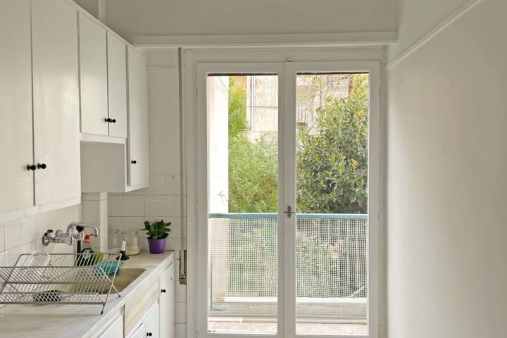 Bright & Stylish 85m² Apartment in the Heart of Ex - 4