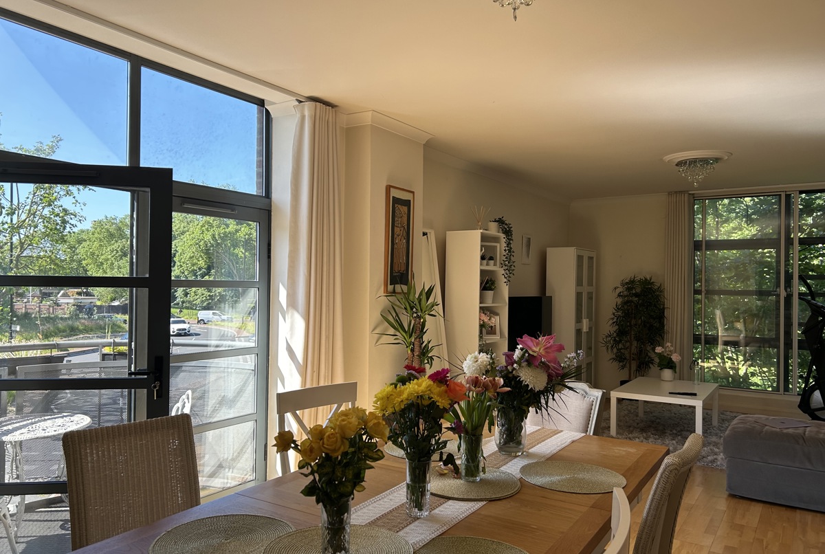 Bright flat overlooking park in London