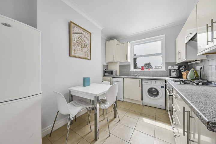 2 bedroom flat with a terrace in West London - 3
