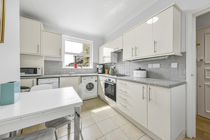 2 bedroom flat with a terrace in West London - 4